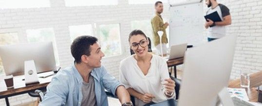 Tomber amoureux au travail : quand cupidon opère au bureau