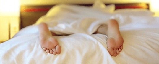 Dormir sur le ventre : est-ce réellement une bonne idée ?